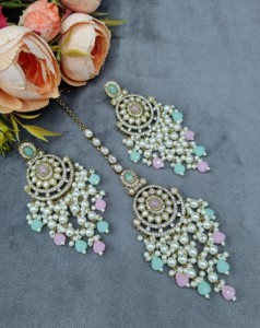 Conjunto de collar choker de perlas pesadas con mang tika y pendientes para mujer, colección de joyería étnica de diseño. - Product Image 4