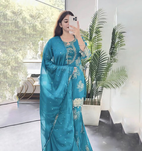 PinkCityBlocks Conjunto de Kurta/Kurti Tradicional Indio-Pakistaní para Mujer, Corte Ajustado, Georgette Sintética de Alta Calidad, Diseño Pintado a Mano, para Bodas - Product Image 1