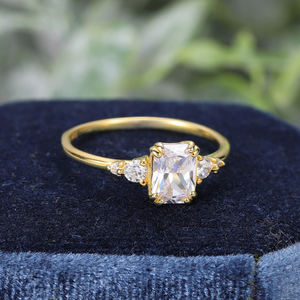 แหวน AMBER JEWELS สำหรับทุกเพศ ทองคำแท้ 18K ชุบโรเดียม ประดับด้วยหินธรรมชาติทรงเรขาคณิต ดีไซน์มินิมอล ได้รับการรับรองจาก IGI - Product Image 4