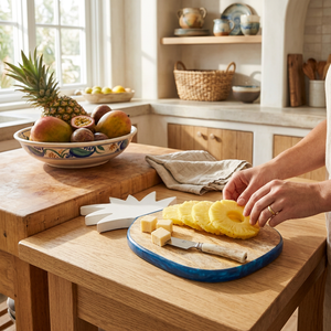 Planche à découper en bois en forme d'ananas, faite à la main, personnalisée, avec poignée en feuille blanche et bord bleu, en bois naturel écologique - Product Image 3