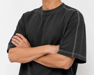 Camiseta Casual Negra Oversize de Cuello Redondo y Manga Corta para Hombre, con Estampado y Logotipo Frontal Personalizado, Tejido de 220g, MOQ Bajo - Product Image 5