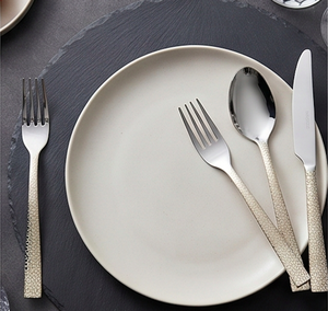 Ensemble de couverts modernes en argent avec poignées à motifs, compatibles lave-vaisselle, parfait pour les mariages ou la table à manger - Product Image 3