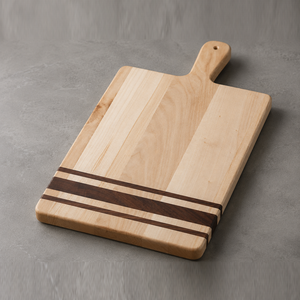 Planche à découper élégante en bois de noyer, fabriquée à la main, avec des rayures contrastées foncées et une poignée supérieure en forme de pagaie, idéale pour couper les légumes. - Product Image 2