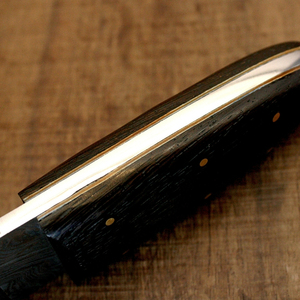 Cuchillo de Cocina con Patrón Damasco, Mango de Madera Oscura y Construcción Remachada, Pieza Coleccionable de Estilo Tradicional Hecha a Mano - Product Image 5