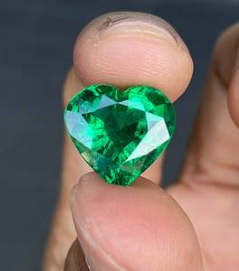 Esmeralda verde de Zambia, corte corazón, con ligera presencia de aceite, piedra preciosa natural suelta, piedra de nacimiento auténtica para la elaboración de joyas. - Product Image 1