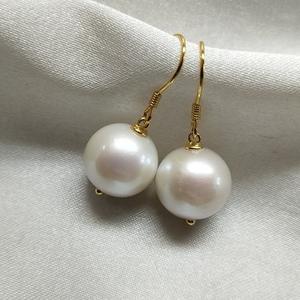 ต่างหูมุกน้ำจืดทรงกลมขนาด 11-12 มม. สีขาว พร้อมตะขอเกี่ยวหูเงิน S925 ชุบทอง ดีไซน์เรียบง่าย - Product Image 2