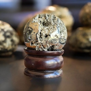 Esfera de Cristal de Pirita Peruana Natural de Alta Calidad, Bola Tallada a Mano Pulida, Decoración Feng Shui para el Amor, la Sanación y la Atracción de Dinero - Product Image 1