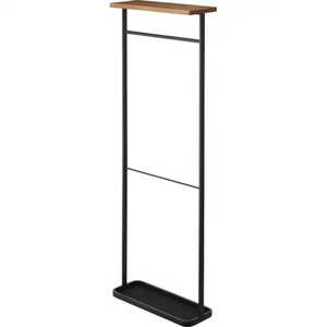 Porte-parapluie autoportant moderne en métal noir avec étagère supérieure en bois et plateau inférieur de récupération des gouttes, organisateur d'entrée, vente en gros - Product Image 1