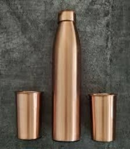 Bouteille d'eau classique en cuivre avec deux verres en cuivre, ensemble de vaisselle ayurvédique, bouteille de voyage anti-fuite, logo personnalisé - Product Image 1