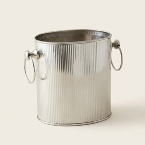 Cubo de hielo moderno de acero inoxidable con diseño acanalado y asas, elegante enfriador de vino y champán con acabado en níquel plateado para el hogar. - Product Image 1