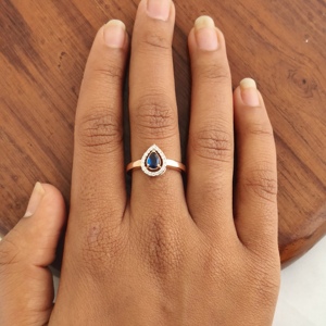 Bague en or rose 14 carats avec saphir bleu en forme de poire, halo et accent de diamants, design floral vintage, bijoux fins pour femme, finition polie, cadeau idéal - Product Image 5