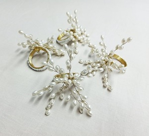 Magnifiques anneaux de serviette décorés de perles blanches, idéaux pour la mise en scène de tables festives, complètent les thèmes saisonniers et de célébration. - Product Image 6