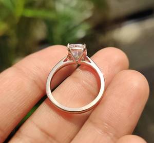 Bague de fiançailles personnalisée en moissanite 1 carat, taille coussin, sans nickel, sans plomb, en argent 925, or blanc/jaune/rose 10K 14K 18K - Product Image 2