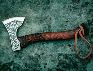 Hacha Vikinga Dragón |   Hacha de Acero al Carbono Forjada a Mano y Grabada Personalizada con Mango de Madera de Fresno y Funda de Cuero Vacuno - Product Image 6