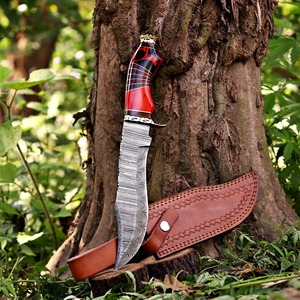 Cuchillo hecho a mano de acero de Damasco con mango de resina roja premium y funda de cuero genuino. - Product Image 1