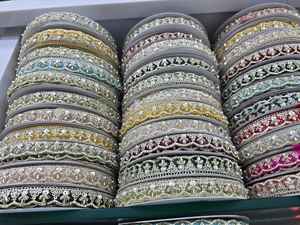 Bordado de encaje metálico de poliéster con pedrería y cuentas para zapatos, bolsos y textiles del hogar, lavable, 1 pulgada de ancho, personalizado - Product Image 2