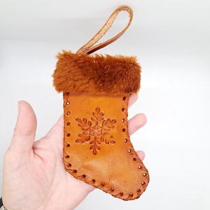 Adorno Navideño de Cuero Marrón Hecho a Mano con Borde de Piel Sintética y Decoración Navideña con Copo de Nieve en Relieve - Product Image 6
