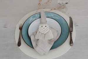 Elegante anillo para servilletas de macramé blanco, ideal para cafeterías, restaurantes y arreglos de mesa modernos, tejido a mano en India. - Product Image 1