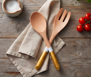 Ensemble de service à salade en bois avec poignées en métal doré, design minimaliste, couverts réutilisables pour la restauration, l'hôtellerie et les événements. - Product Image 2