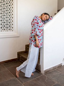 Tela de algodón transpirable de corte Regular frutas rosas bloque de mano estampado rayas superiores pijama completo ligero para verano Natural - Product Image 3