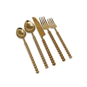 Ensemble de couverts personnalisable alliant robustesse fonctionnelle et design élégant, les tons chauds rehaussent à la fois la nourriture et la décoration de table. - Product Image 5