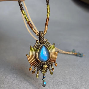 Collar bordado audaz y elegante con cuentas de vidrio Ideal para reuniones formales, ceremonias y regalos - Product Image 1