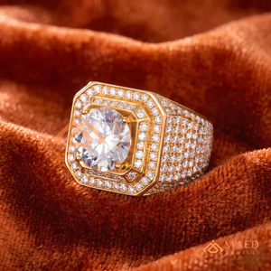 Anillo Solitario de Lujo Chapado en Oro de 18K |   Piedra central redonda masiva con halo |   Joyería de Oro Estilo Hip Hop con Incrustaciones de Diamantes para Hombre - Product Image 1