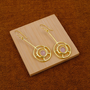 Boucles d'oreilles pendantes géométriques faites à la main avec cadre ouvert, en quartz rose plaqué or, style bohème chic, bijoux en laiton R - Product Image 5