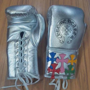 Nuovi Guantoni da Boxe Professionali con Lacci, Colore Bianco, Design Personalizzato Chrome Heart, Unisex, Realizzati in Ecopelle - Product Image 3