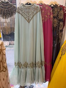 Robe <span class=keywords><strong>de</strong></span> mariée islamique Awais House, coupe ajustée, ligne A, en georgette, ornée <span class=keywords><strong>de</strong></span> perles, <span class=keywords><strong>de</strong></span> cristaux et <span class=keywords><strong>de</strong></span> sequins, col montant, longueur ras du sol, manches longues, pour <span class=keywords><strong>l</strong></span>'Aïd - Product Image 2