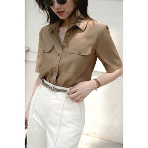 A8123 Camisa de Manga Corta Tejida para Mujer, Fabricada en Vietnam, con Bolsillo de Parche, Blusa Informal Elegante - Product Image 2