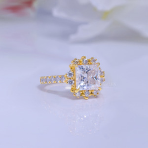 Anillo de Compromiso de Oro de 10K con Moissanita, Corte Princesa, Halo de Diamantes Creados, Joyería Glamurosa para Mujer - Product Image 3