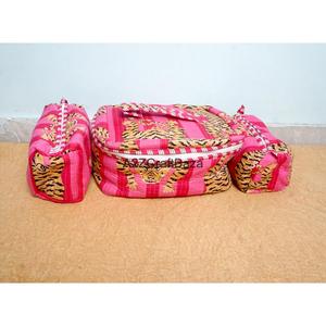 Ensemble de 3 trousses de toilette matelassées faites à la main en coton 100% - Grandes et petites - Étanches - Réutilisables - Pochettes à maquillage - Product Image 1