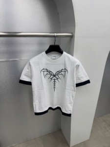 T-shirt de qualité supérieure avec bordure contrastée, imprimé graphique Cyberpunk Aile de squelette argentée cloutée - Product Image 4