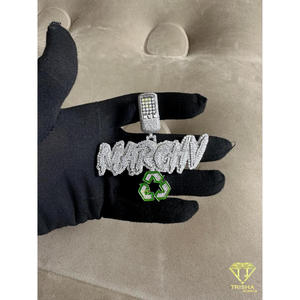 จี้ชื่อสไตล์กราฟฟิตี้แบบกำหนดเอง พร้อมโลโก้รีไซเคิลสีเขียว ประดับเพชรโมอิสซาไนต์ VVS บนเงินแท้ 925 - Product Image 5