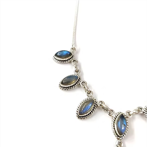 Collar de Piedras Preciosas de Labradorita Multicolor con Cabujón Marquise, Hecho con Plata Pura, Duradero e Hipoalergénico - Product Image 3