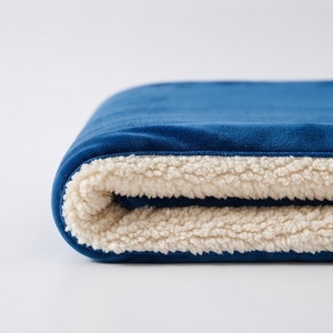 Couverture Sherpa unie bleue en polaire et flanelle, couverture tricotée personnalisée pour la maison et les voyages - Product Image 1