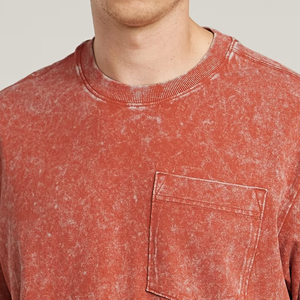 เสื้อยืดโอเวอร์ไซส์สีแดงผ้าฝ้ายฟอกทรงลำลองสำหรับผู้ชาย แขนสั้น คอกลม มีกระเป๋า ดีไซน์เรียบง่าย สไตล์วินเทจ น้ำหนัก 280 กรัม ผ้าไม่เป็นขุย - Product Image 3