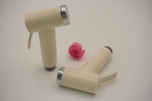 Rociador de bidé Shattaf de un solo orificio, blanco, cuerpo de ABS, tapa cromada, diseño moderno, fácil montaje en pared, ecológico, logotipo personalizado - Product Image 4