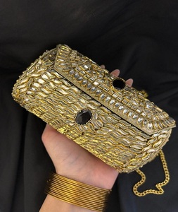 Pochette ovale Kundan en laiton de taille moyenne, faite à la main, dorée, pour mariage indien traditionnel, plaquée or, forme personnalisée, Feng Shui - Product Image 3