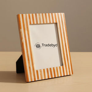 Marco de Fotos con Incrustaciones de Hueso, Diseño Creativo Hecho a Mano, con Acabado Brillante y Logotipo Personalizado - Regalo de Lujo por Tradebyd - Product Image 4