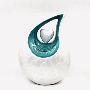 Hermosas urnas de cremación antiguas rojas en forma de lágrima con corazón para cenizas funerarias de adultos, 200 pulgadas cúbicas, ecológicas y duraderas. - Product Image 5