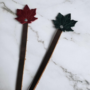Marcapáginas de lujo de cuero con diseño de hoja de arce, duradero, diseñado para lectura elegante y uso diario, a la venta a un precio razonable. - Product Image 2