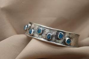 Pulseras Vintage de Apatita Neón Cruda Martillada en Plata 925, Joyería Oxidada Hecha a Mano, Regalo de Navidad para Mujer - Product Image 2