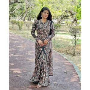 DISEÑADOR GEORGETTE IMPRESIÓN DIGITAL CON ENCAJE DE SATÉN BORDER VESTIDO SAREE NEGRO - Product Image 2