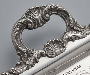 Plateau de service artisanal en métal poli avec motif Paisley, design vintage et poignées, idéal pour les mariages, les événements et l'usage domestique - Product Image 4