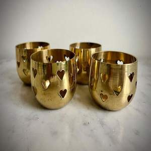 Portavelas artesanales de metal que brindan luz cálida de velas, refinado trabajo en metal y sofisticación interior. - Product Image 6