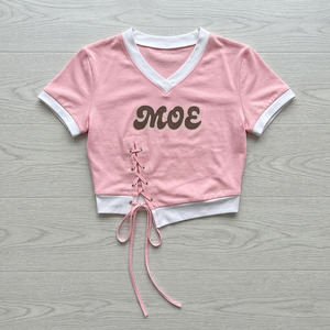 Camiseta de mujer estilo diseñador con cordones, rosa, con estampado personalizado, ribete en contraste, cuello en V, corte ajustado, top corto asimétrico con ribete en contraste, de fábrica. - Product Image 3