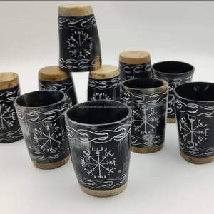 Verre à boire en corne de boeuf noire naturelle avec motif gravé blanc par Tayyab Handicraft - Product Image 4