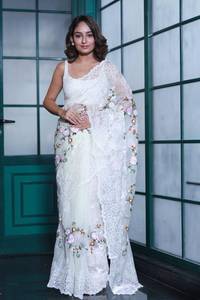 Ensemble de designer : Blouse en soie contrastante et Saree en soie brillante avec broderie lourde, motif Jaal, bordure coupée Arca - Product Image 2